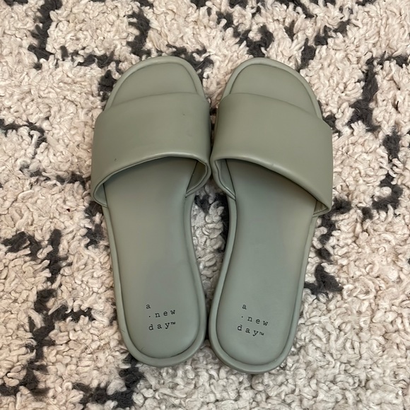 Sage green sandals - Picture 1 of 3